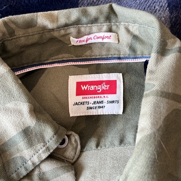 Wrangler oversized button flannel - Picture 2 of 7